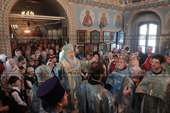 Литургия в Богородицерождественском храме села Анискино (2020 год). Редакционное фото, фотограф Дмитрий Неумоин / Фотобанк Лори
