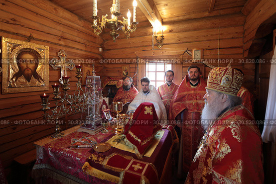 Литургия в храме Михаила Архангела, деревня Бушарино (2019 год). Редакционное фото, фотограф Дмитрий Неумоин / Фотобанк Лори