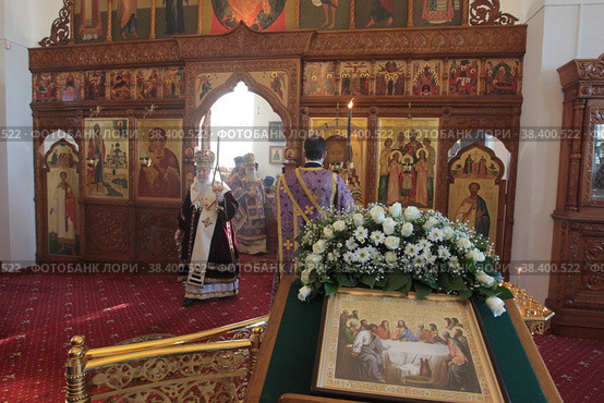 Литургия в Великий четверг в Бобреневом монастыре Коломны, митрополит Ювеналий (2018 год). Редакционное фото, фотограф Дмитрий Неумоин / Фотобанк Лори