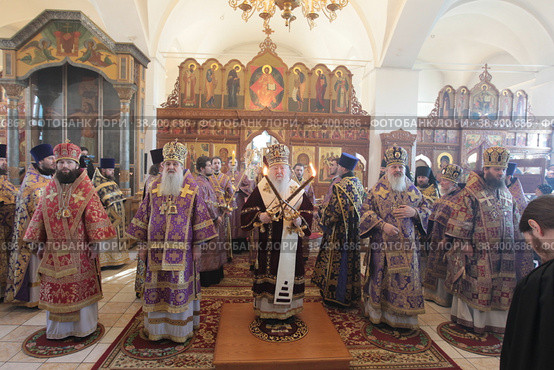 Литургия в Великий четверг в Бобреневом монастыре Коломны (2018 год). Редакционное фото, фотограф Дмитрий Неумоин / Фотобанк Лори
