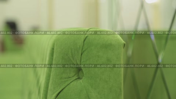 Living room, green sofa, green upholstery, glass walls Холл, зеленый диван, зеленная обивка, стеклянные стены. Стоковое видео, видеограф Опока Алексей / Фотобанк Лори