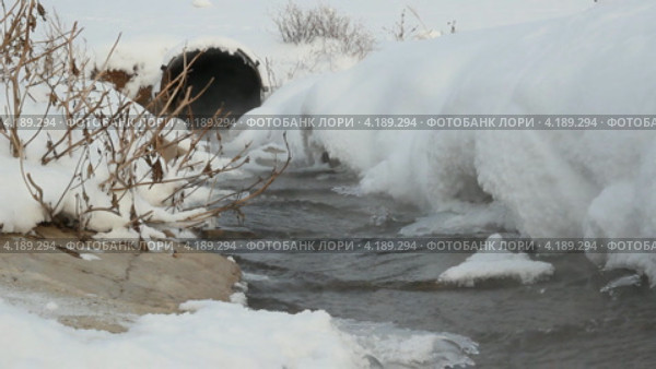 Ливневая городская канализация (ливневка). Сточные воды. Стоковое видео, видеограф Mikhail Erguine / Фотобанк Лори