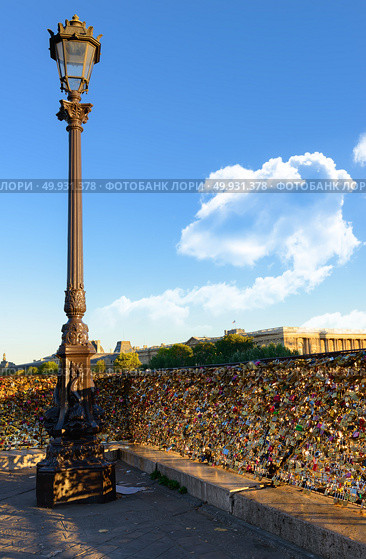 Locks of love on Bridge of Art in Paris, France. Стоковое фото, агентство Ingram Publishing / Фотобанк Лори