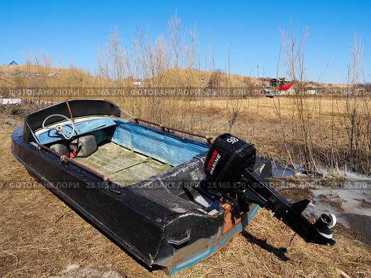 Лодка на берегу. Село Усть-Уса, Усинский район, Коми (2016 год). Редакционное фото, фотограф Сергей Гаврилов / Фотобанк Лори