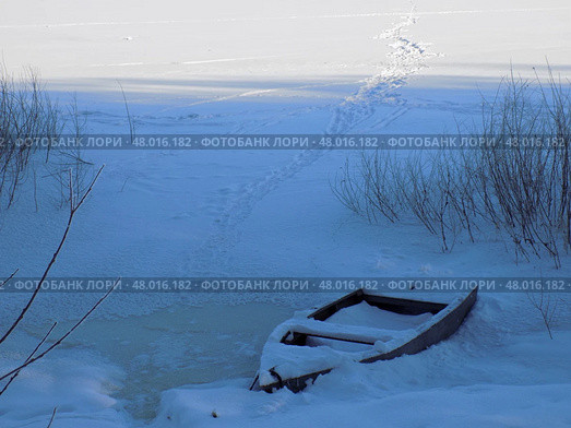 Лодка на приколе. Заснеженная река с лодкой во льду. Стоковое фото, фотограф Юлия Снарова / Фотобанк Лори
