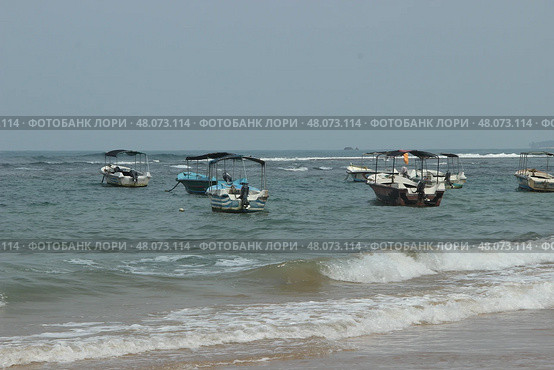 Лодки пришвартованы в спокойных водах океана недалеко от пляжа Boats Moored on Tranquil Ocean Waters Near Beach. Стоковое фото, фотограф Соболева Наталия / Фотобанк Лори