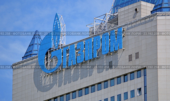 Логотип на здании штаб-квартиры ПАО «Газпром». Москва, улица Наметкина, дом 16 (2016 год). Редакционное фото, фотограф Александр Замараев / Фотобанк Лори