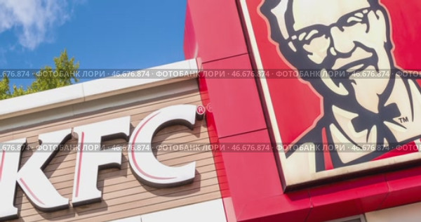 Логотип ресторана быстрого питания KFC. Kentucky Fried Chicken (KFC) — вторая по величине сеть ресторанов в мире. Редакционное видео, видеограф FotograFF / Фотобанк Лори