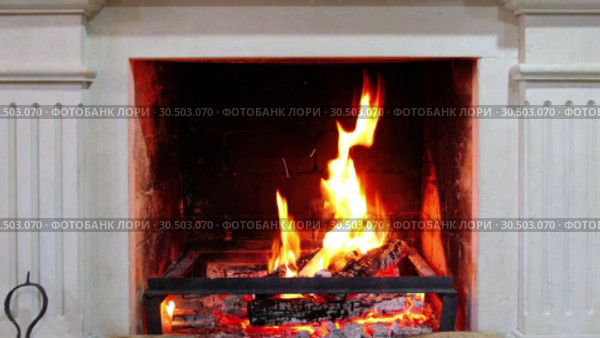 Logs burning in a classic georgian fireplace with pilasters. Стоковое видео, видеограф Сергей Пристяжнюк (Serg Zastavkin) / Фотобанк Лори