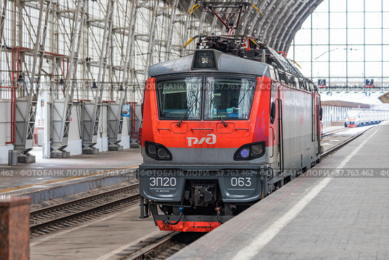 Локомотив ЭП 20 на Киевском вокзале. Москва. ЭП20 «Олимп» — российский двухсистемный скоростной шестиосный пассажирский электровоз. (2022 год). Редакционное фото, фотограф Литвяк Игорь / Фотобанк Лори
