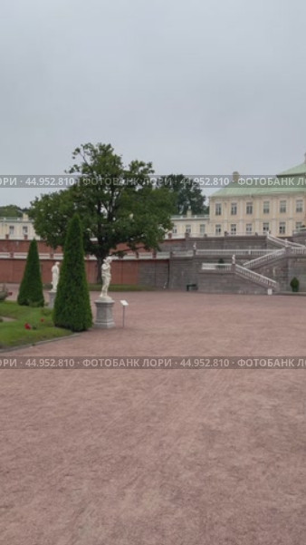 LOMONOSOV, SAINT PETERSBURG, RUSSIA - September 16, 2024: Vertical panoramic video of Grand Menshikov Palace and beautiful regular ornamental Lower Garden in Oranienbaum Park on summer day. Famous city landmark. Редакционное видео, видеограф Виктория Катьянова / Фотобанк Лори