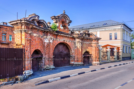 Ломовские ворота, Денисовский переулок, Тула (2023 год). Стоковое фото, фотограф Baturina Yuliya / Фотобанк Лори