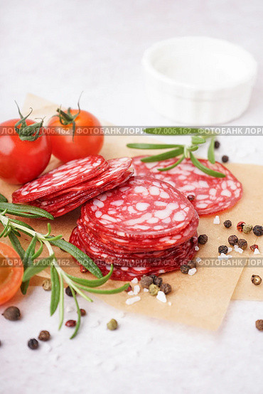 Ломтики вкусной салями на светлом фоне. Стоковое фото, фотограф Pixel_shot / Фотобанк Лори
