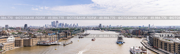 London cityscape with River Thames to Canary Wharf skylines building in London UK Panorama. Стоковое фото, агентство Ingram Publishing / Фотобанк Лори