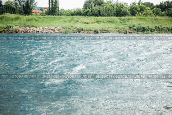 long shot river farmland. Стоковое фото, агентство Ingram Publishing / Фотобанк Лори