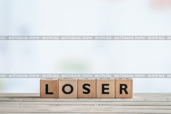 Loser sign made of blocks on a wooden desk. Стоковое фото, агентство Ingram Publishing / Фотобанк Лори