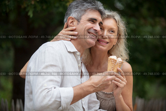 loving senior couple hold ice-creams. Стоковое фото, агентство Ingram Publishing / Фотобанк Лори