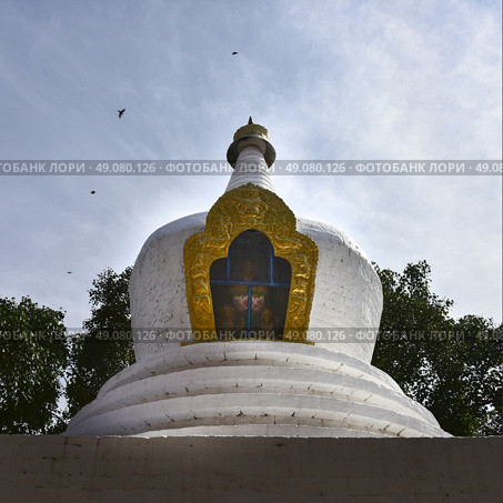 Low angle view of the stupa at Punakha Dzong, Punakha, Punakha Valley, Punakha District, Bhutan. Стоковое фото, агентство Ingram Publishing / Фотобанк Лори