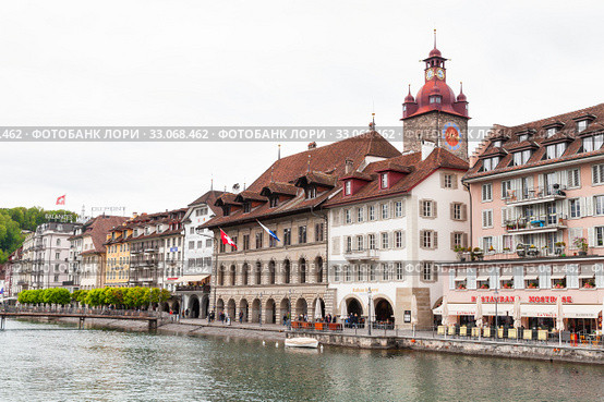 Lucerne old town view with Town Hall clock tower (2017 год). Редакционное фото, фотограф EugeneSergeev / Фотобанк Лори