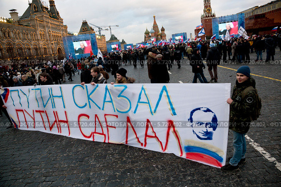 Люди держа плаката "Путин сказал, Путин сделал!" на митинге-концерте "Мы вместе" в поддержку присоединения Крыма и Севастополя к России на Красной площади города Москвы 18 марта 2014. Редакционное фото, фотограф Николай Винокуров / Фотобанк Лори