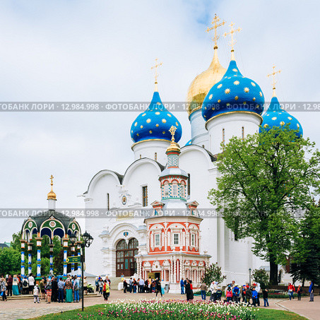 Люди гуляют возле  Троице-Сергиевой Лавры, Сергиев-Пасад. Стоковое фото, фотограф g.bruev / Фотобанк Лори