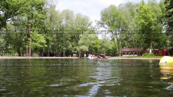 Люди катаются на лодках в городском парке (2021 год). Редакционное видео, видеограф FotograFF / Фотобанк Лори