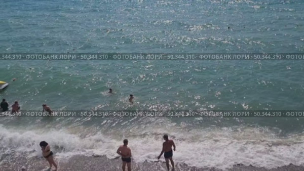 Люди купаются в море на галечном пляже. Редакционное видео, видеограф Olga Dmitrieva / Фотобанк Лори