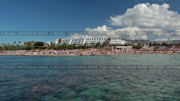 Люди купаются в море на пляже Coral Bay на Кипре (2013 год). Стоковое видео, видеограф Кекяляйнен Андрей / Фотобанк Лори