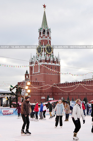 Люди на катке. ГУМ-каток на Красной площади в Москве (2015 год). Редакционное фото, фотограф Илюхина Наталья / Фотобанк Лори