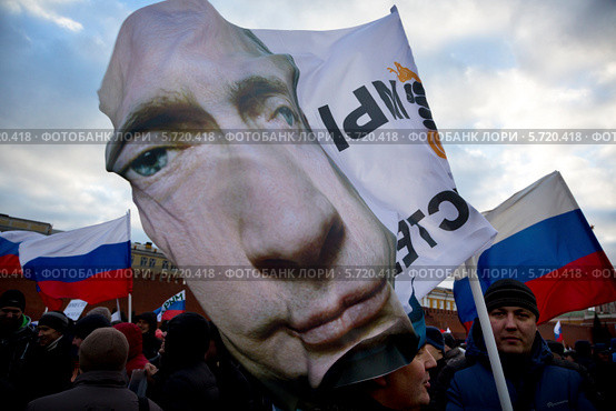 Люди на митинге-концерте "Мы вместе" в поддержку присоединения Крыма и Севастополя к России на Красной площади города Москвы 18 марта 2014. Редакционное фото, фотограф Николай Винокуров / Фотобанк Лори