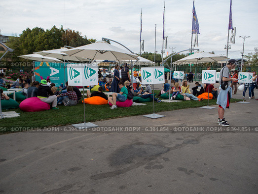 Люди отдыхают  в бесплатной зоне Wi-Fi,Лужники,Москва (2014 год). Редакционное фото, фотограф Алексей Голубович / Фотобанк Лори