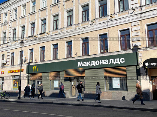 Люди перед Mcdonalds на Маросейке, закрытым  из-за санкций. Москва (2022 год). Редакционное фото, фотограф Овчинникова Ирина / Фотобанк Лори