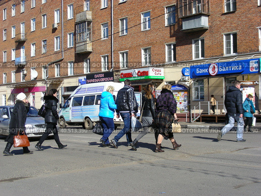 Люди переходят дорогу по пешеходному переходу. Советская улица. Город Балашиха. Московская область (2014 год). Редакционное фото, фотограф lana1501 / Фотобанк Лори