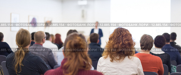 Люди слушают выступление докладчика в большом зале. Стоковое фото, фотограф Matej Kastelic / Фотобанк Лори