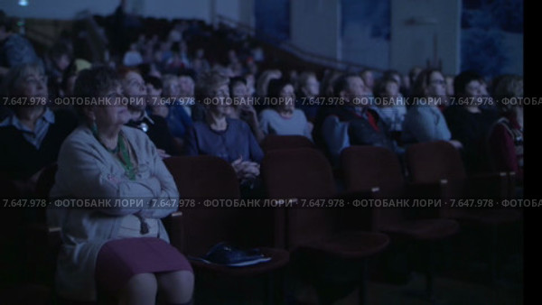 Люди смотрят фильм в кинотеатре (2015 год). Редакционное видео, видеограф Данил Руденко / Фотобанк Лори