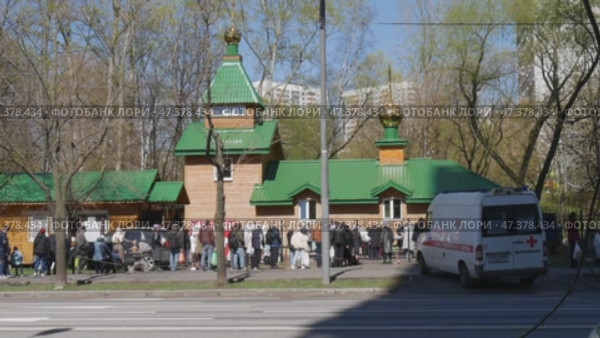 Люди стоят в очереди около церкви. Православная Пасха (2021 год). Редакционное видео, видеограф Семён Прудий / Фотобанк Лори