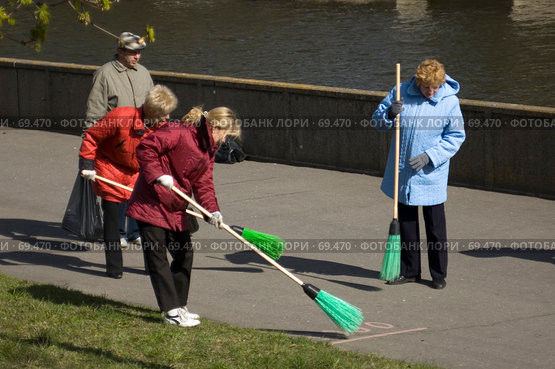 Люди убирают мусор (2007 год). Редакционное фото, фотограф Дмитрий Доможиров / Фотобанк Лори