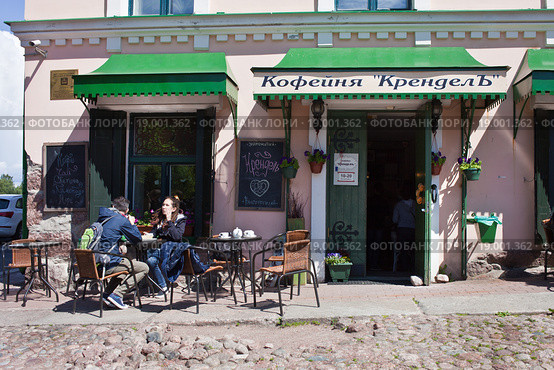 Люди в кафе в Выборге на Ратушной площади (2015 год). Редакционное фото, фотограф Victoria Demidova / Фотобанк Лори