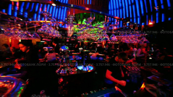 Люди в клубе Imperia Lounge на празднике музыкального телеканала Europa Plus TV (2011 год). Редакционное видео, видеограф Losevsky Pavel / Фотобанк Лори