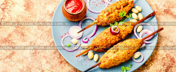 Lula kebab made from meat.Minced meat on the grill.Asian traditional meat dish. Traditional middle eastern kebab. Стоковое фото, агентство Ingram Publishing / Фотобанк Лори