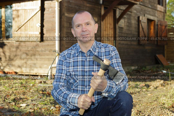 lumberjack with axe resting outdoors. Стоковое фото, агентство Ingram Publishing / Фотобанк Лори