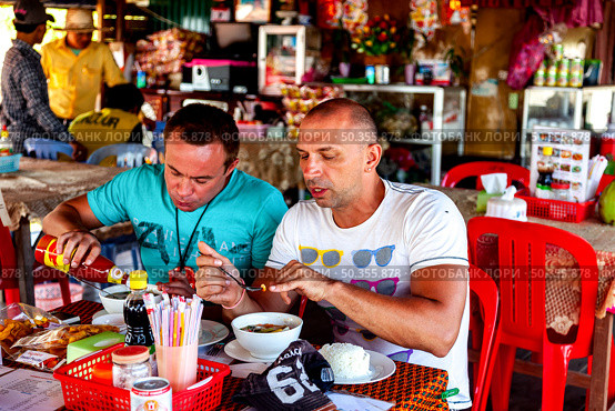 Lunchtime Reflections at a Floating Village Eatery on Tonle Sap, Cambodia (2014 год). Редакционное фото, фотограф Aleksandr Golubev / Фотобанк Лори