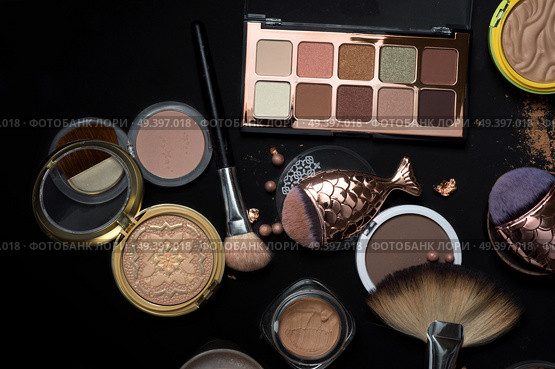 luxery Set of cosmetics  with powder, bronzer, eyeshadows, makeup brushes on black background. Стоковое фото, агентство Ingram Publishing / Фотобанк Лори