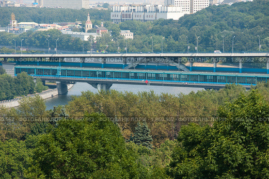 Лужнецкий метромост. Москва (2010 год). Редакционное фото, фотограф E. O. / Фотобанк Лори