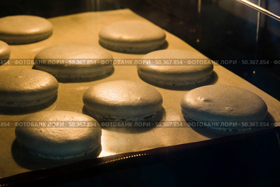 macaroon baked baking tray. Стоковое фото, агентство Ingram Publishing / Фотобанк Лори