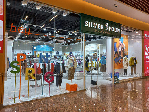 Магазин модной детской одежды Silver Spoon. Интерьер торгово-развлекательного центра «Щёлковский». Щелковское шоссе, 75. Район Гольяново. Город Москва (2023 год). Редакционное фото, фотограф lana1501 / Фотобанк Лори