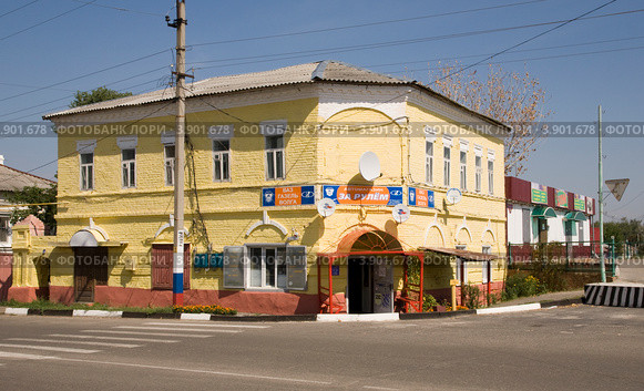Магазин на перекрестке, Новый Оскол (2012 год). Редакционное фото, фотограф Вячеслав Потапов / Фотобанк Лори