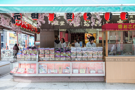 Магазин с традиционными сладостями в районе Asakusa, около храма Sensoji, Токио, Япония (2013 год). Редакционное фото, фотограф Кекяляйнен Андрей / Фотобанк Лори