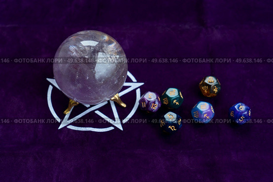 Magic crystal ball and divination dice. Fortune telling, numerology and astrology predictions concept. Crystal ball and divination dice. Стоковое фото, агентство Ingram Publishing / Фотобанк Лори