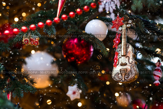 Magical Christmas background. Concept of preparation and decoration for the New Year. Holiday toys on the New Year's tree in Moscow. New Year's card 2026. Стоковое фото, фотограф Photojuli / Фотобанк Лори